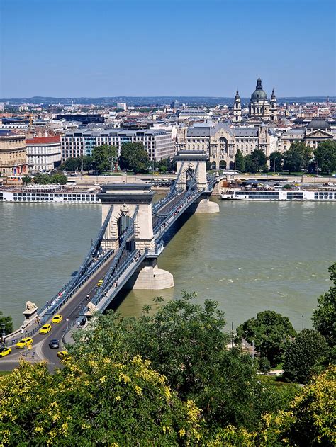 Ilustračná fotografia zobrazujúca osobu s preukazom ZŤP