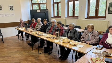 Ilustračná fotografia seniorov pri spoločnom obede