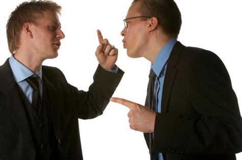 Ilustrácia detí, ktoré sú svedkami konfliktu medzi rodičmi