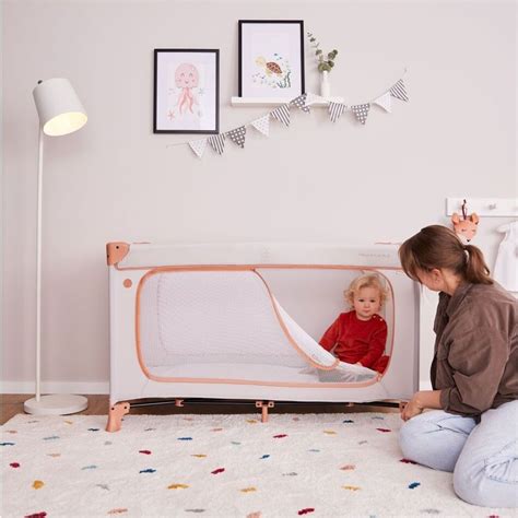 Ilustračná fotografia detskej postieľky DREAM v rôznych konfiguráciách