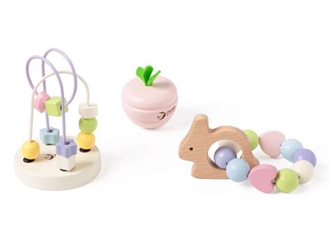 Fotografia drevených hračiek značky Small Foot s dôrazom na ich farebnosť a prírodný materiál