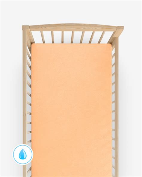 Detail povrchovej úpravy drevenej detskej postieľky, zdôrazňujúci kvalitu laku.