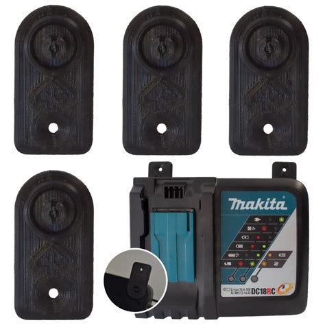 Infografika porovnávajúca univerzálne a špecifické držiaky na nápoje