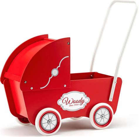 Drevený kočík pre bábiky s retro dizajnom a príslušenstvom.