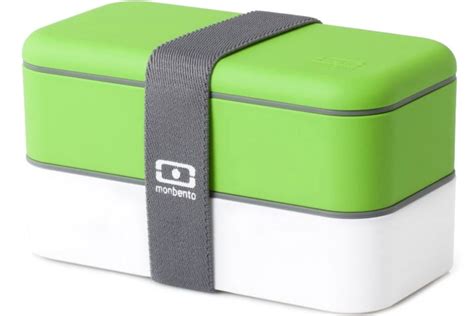 Dieťa s rôznymi typmi čiapok, ilustrácia pre dizajnéra: porovnanie funkčnosti a pohodlia.