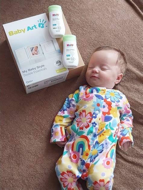 Ilustrácia dieťaťa s aplikovaným ochranným krémom na tvár.