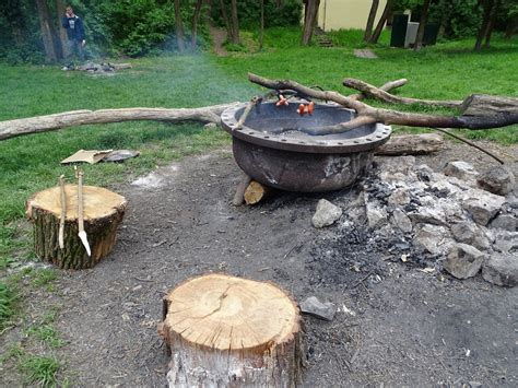 Schéma správneho zakladania ohňa v ohnisku zhora nadol.