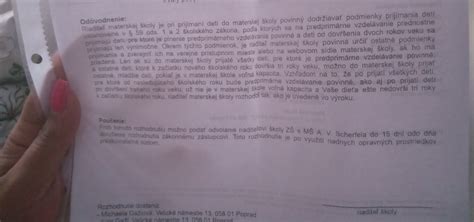 Ilustrácia dieťaťa pri vstupe do škôlky s rodičom