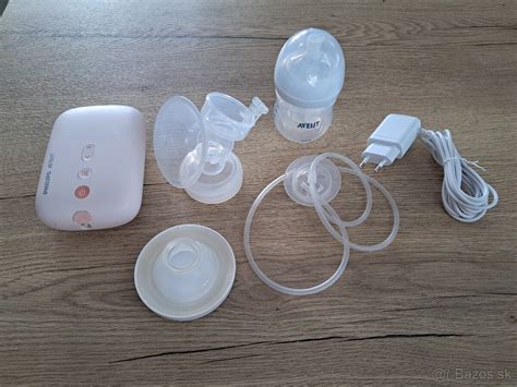 Dojčiaca matka používajúca elektrickú odsávačku mlieka