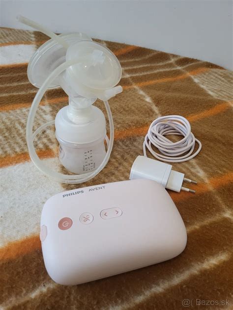 Dojčiaca matka jemne používa elektrickú nosovú odsávačku na bábätku
