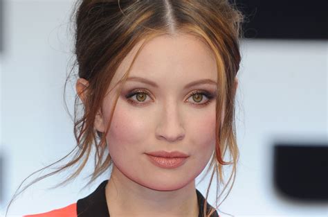 Emily Browning pri speve