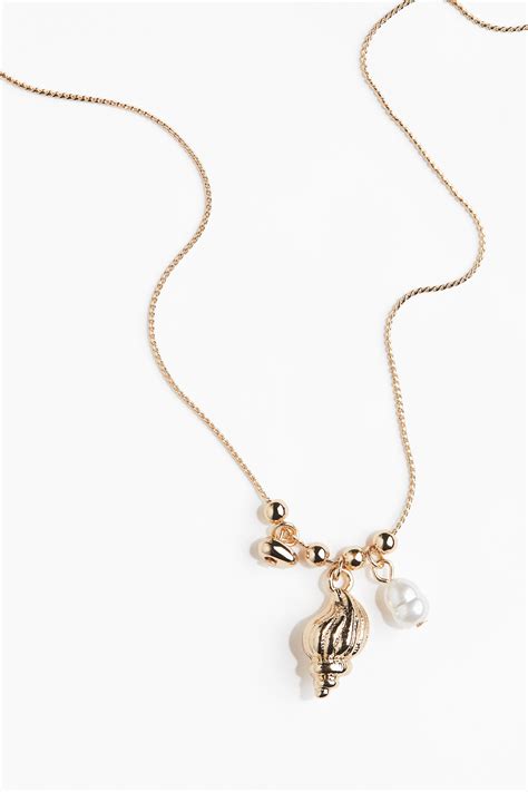 Ilustrácia kozieho krku s vyznačenými príveskami.