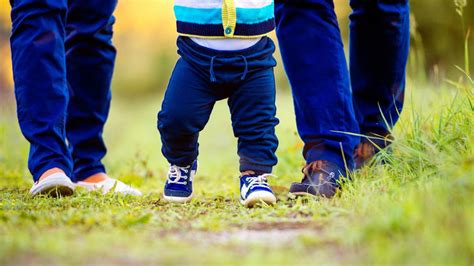 Ilustrácia 11-mesačného dieťaťa, ktoré sa učí chodiť popri nábytku