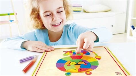 Obrázok dieťaťa, ktoré sa hrá s geometrickými vkladačkami