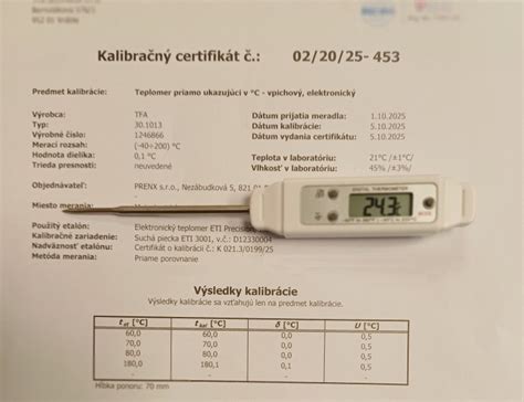 Ilustrácia znázorňujúca kontrolu teploty dieťaťa dotykom zátylku.