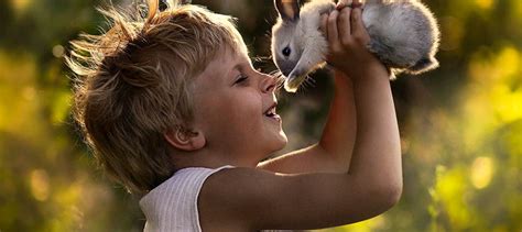 Ilustrácia detí hrajúcich sa v lete, s dôrazom na ľahké a priedušné oblečenie.