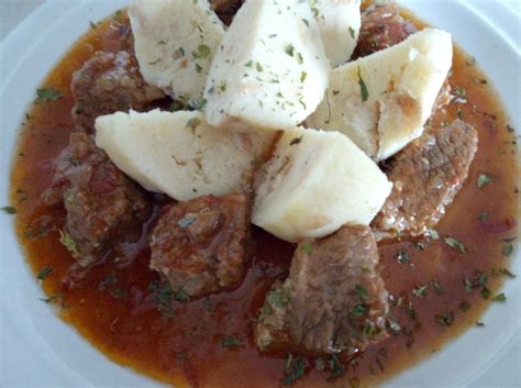 Misky so segedínskym gulášom a knedľou