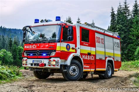 Ilustračné foto hasičov pri ukážke otvárania zamknutého auta