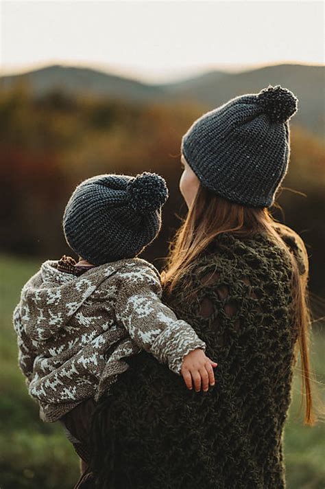 Ilustračná fotografia rôznych háčkovaných čiapok pre bábätká