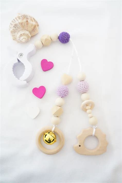 Ilustračná fotografia háčkovanej retiazky na kočík s rôznymi korálikmi a hračkami