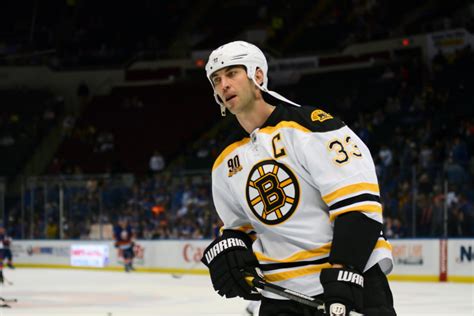 fotografia Zdena Cháru v drese Boston Bruins