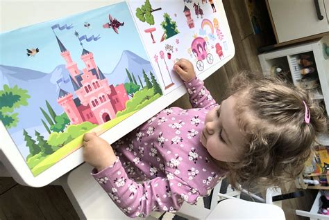 Deti s radosťou prijímajú darované hračky a oblečenie