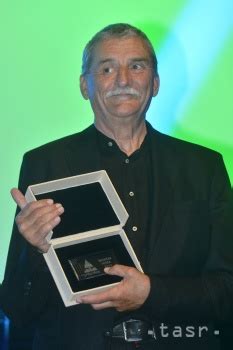 Martin Huba so sklenenou kópiou ocenenia Hercova misia.