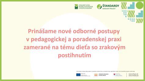 Dieťa so zrakovým postihnutím skúmajúce hmatom rôzne textúry hračiek.