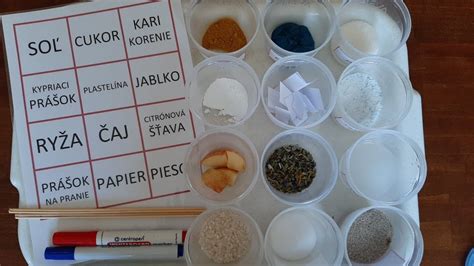 Ilustrácia znázorňujúca rozpúšťanie prášku z vrecúška vo vode.