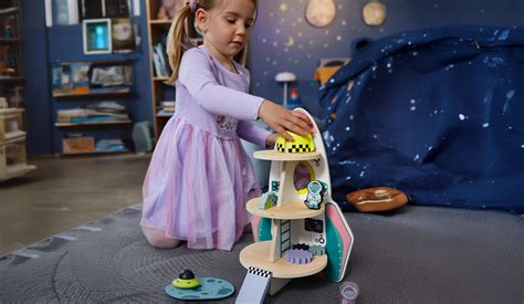 dievčatko sa hrá v cestovnej postieľke