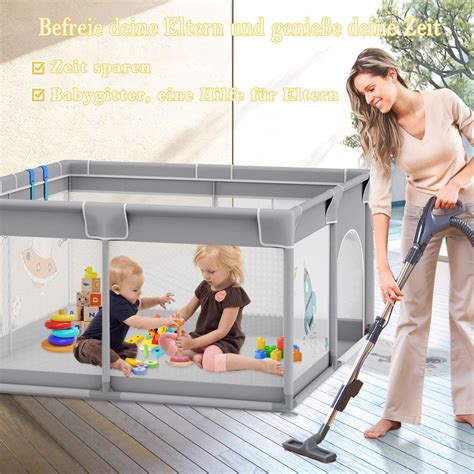 dieťa sa bezpečne hrá v cestovnej postieľke, ktorá slúži ako ohrádka