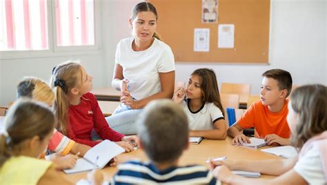 deti pracujúce s biblickými materiálmi v átriu