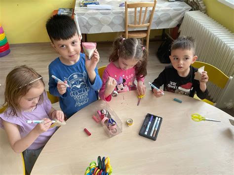 Ilustračné foto upratovačky v materskej škole s upratovacími potrebami