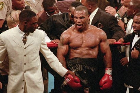 Mike Tyson v ringu počas zápasu