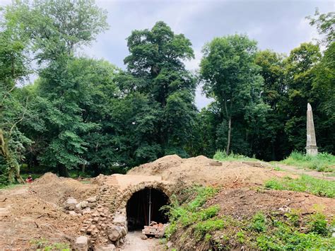 rekonštrukcia pohrebnej jaskyne so stopami po pútnikoch