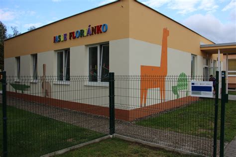 Vonkajší pohľad na detské jasle s upravenou záhradou