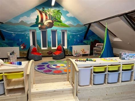 detský interiér škôlky s hračkami a kreslami