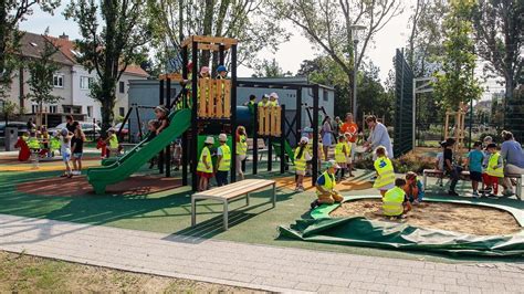 exteriér budovy materskej školy s detským ihriskom