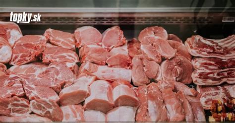 Ilustračná fotografia čerstvého mäsa na pulte v obchode