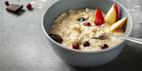 Ilustrácia: Miska ovsenej kaše s ovocím, orechmi a posypaná kurkumou