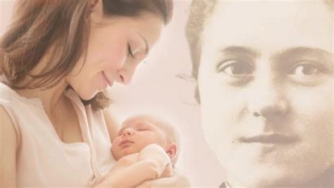 Adoptívna matka dojčí svoje dieťa.