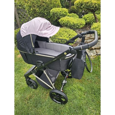 Ilustrácia maľovania a dekorovania dreveného kočíka