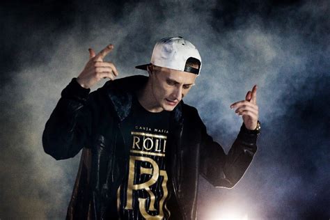 štýlový raper Kali pózuje v posilňovni s činkami