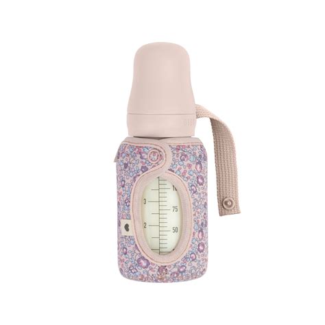 Ilustrácia zobrazujúca rodiča jemne ponúkajúceho fľašu dieťaťu.