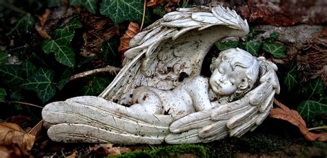 Umelecké znázornenie anjela alebo symbolu nádeje spojeného s nenarodeným dieťaťom.