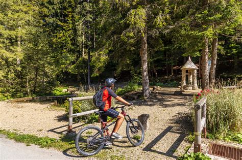 Ilustrácia rodiny s dvoma deťmi, kde staršie dieťa hrá s mladším súrodencom.