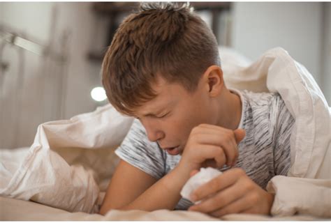 Ilustrácia znázorňujúca rozdiely medzi suchým a vlhkým kašľom u detí.