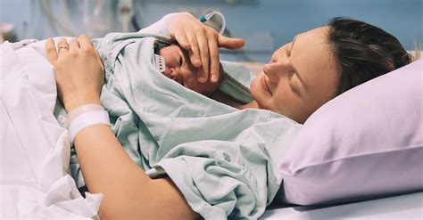 novorodenec na bruchu matky po pôrode