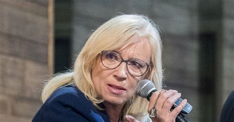 Ilustrácia zobrazujúca rôzne formy rodinných usporiadaní a sociálnych symbolov.