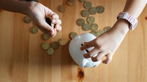 Ilustračné foto dieťaťa s pokladničkou